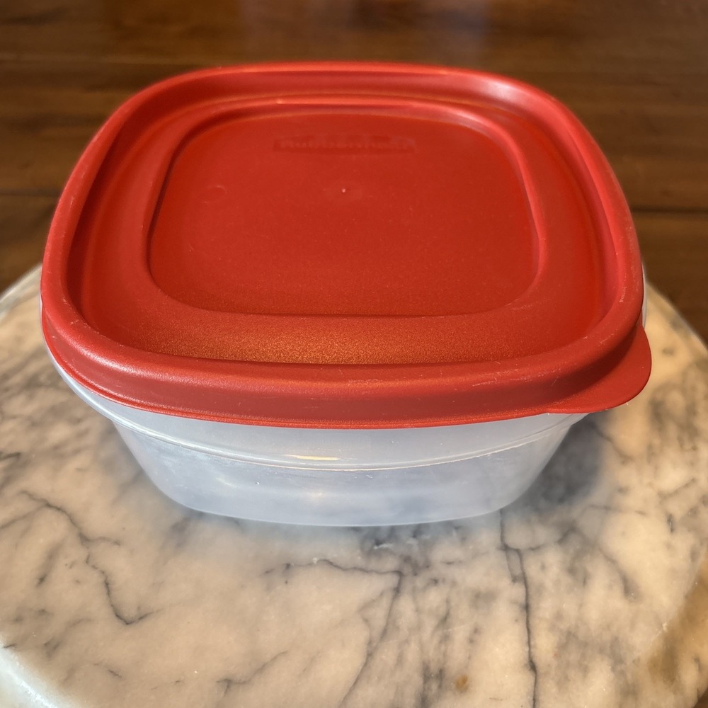 Rubbermaid 5 Cup Container 7J62 With Easy Find Red Snap Lid BPA Free